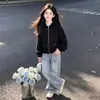Conjunto de duas peças com jaqueta com capuz de retalhos de renda doce estilo faculdade e jeans versátil da moda para crianças mais velhas