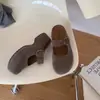 Sandálias casuais femininas com sola grossa, estilo slip-on, com biqueira fechada, apresentando cabedal em couro, adequadas para o outono de 2026, feitas com um material versátil de borracha e microfibra.