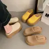 Sandálias Femininas de Solado Grosso para Exterior 2025 Novo Estilo Popular Aumenta a Altura Trançadas Vazadas Respiráveis Biqueira Fechada Meio Chinelo