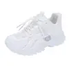 Zapatos blancos para niños 2024 otoño nuevo antideslizantes para niñas estilo papá suela suave transpirables para niños estudiantes versátiles zapatos para niños