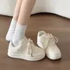 Zapatos Blancos Versátiles para Mujer 2026 Nuevos Zapatos de Otoño Deportivos Casuales Zapatos de Tabla Suela Gruesa Estilo Universitario Zapatos de Pan Tendencia