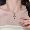 Novo Colar de Cristal Colorido em Forma de Cruz com Cores Contrastantes, Design Único, Versátil e Estiloso, Corrente para Clavícula de Zircônia Super Brilhante