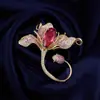 Broche Flor de Lírio Microcravejado em Zircônia de Luxo Leve para Mulheres, Corsage Elegante de Luxo de Alta Qualidade, Acessórios para Casacos de Outono e Inverno