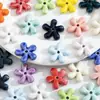 Flores coloridas de cerámica de cinco pétalos hechas a mano DIY materiales para decoración de joyas de collar pulsera accesorios