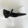 Lindos sapatos Mary Jane estilo francês com salto oculto, apresentando um design de tira única, bico raso e bico fino, perfeitos para o uso diário.