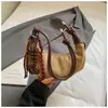 Bolsa de bolinho retrô de camurça transfronteiriça para mulheres, nova bolsa de chifre estilosa de alto valor de nicho, bolsa de ombro único transversal, moderna