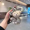 Urso de Pelúcia Fofo com Laço Estilo Chanel Chaveiro de Carro Pingente Adorável Criativo para Bolsa Transversal Bolsa Boneca Charme