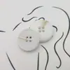 Botones de resina de imitación de cuerno de fábrica directos botón redondo de cuatro ojales botones para abrigo cortavientos al por mayor
