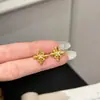Novos Mini Brincos de Flor Íris Cruzada Estilo Vintage para Mulheres, Acessórios de Orelha Minimalistas Versáteis, Levemente Luxuosos e Exquisitos para o Dia a Dia