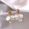 Novos Brincos de Clipe de Flor e Pérola 2025 para Mulheres, Brincos de Luxo Leve de Alta Qualidade, Argolas de Orelha Tipo Bobina de Mosquito, Acessórios para Orelha