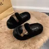 Chinelos de algodão com fivela, exterior de pelúcia, estilo 2026, chinelos peludos da moda outono e inverno para mulheres, com sola grossa, novo design de bico aberto