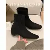 2026 Botines Ajustados Versátiles Botines de Tobillo de Moda Botines Cortos Negros Modelo Nuevo Cremallera Trasera Cuadrados Elásticos para Mujer Uso Diario Tacón Bajo