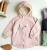 Bata Infantil Otoño e Invierno Nueva Bata Fina de Terciopelo a Prueba de Tres Elementos para Niños y Niñas Chaqueta con Capucha para Bebé de Primavera Resistente al Aceite y a la Suciedad