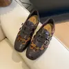 Zapatos planos ligeros 2026 nuevos versátiles de punta cuadrada pequeños de cuero con hebilla, estilo británico, suela suave, correa retro, negros para mujer