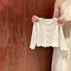 Camiseta de Manga Longa para Meninas Estilo Primavera e Outono 2026 Nova Blusa Infantil Estilosa Roupas de Bebê Princesa Camada Base de Outono
