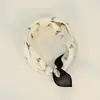 Bufanda Pequeña de Seda Estilo Nuevo con Hebilla Magnética Perezosa y Tacto de Alta Gama, Cadena de Perlas para Clavícula para Mujer, Bufanda Pequeña con Elemento de Carruaje de Lunares Paisley