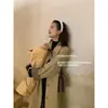 Trench coat feminino 2026 novo modelo para primavera e outono, comprimento médio, tamanho petite, cor cáqui, casaco xadrez estilo coreano para início do outono
