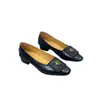 Novos Sapatos Femininos de Couro Verão 2024 Retro Pele de Ovelha Camélia Fivela de Metal Boca Rasa Salto Grosso Baixo Salto