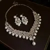 Conjunto de Brincos e Colar Flor de Pérola Cravejados de Diamante, Corrente para Clavícula Estilo Palácio Retrô Europeu e Americano, Joias de Luxo Leve e de Alta Qualidade para Mulheres