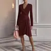Vestido cruzado para mujer europeo y americano 2026 estilo retro francés lujo ligero color liso plisado ajustado cuello en V manga larga