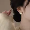 Pendientes de Zirconia Perla con Pétalos Texturizados Blancos para Mujer, Pendientes Franceses Retro de Lujo Ligero de Gama Alta, Pendientes Únicos y Hermosos