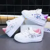 Nuevas zapatillas de primavera y otoño 2026 para niñas, con parte superior de piel, diseño de conejo de dibujos animados, color blanco, cierre de velcro y suelas gruesas, perfectas para actividades deportivas infantiles.