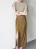 Camiseta de Manga Corta con Cuello de Una Línea Color Granate Aspecto Adelgazante y Clavícula Expuesta Elegante Moderna Chic Top Verano Nuevo Textura de Alta Gama