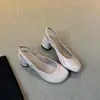 Sandalias de tacón grueso con punta redonda y correa trasera, estilo francés, charol, para mujer, nuevo estilo 2026, sandalias de punta baja