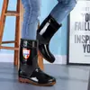 Botas de lluvia para hombre en stock botas altas impermeables protección laboral sitio de construcción antideslizantes engrosadas resistentes al desgaste zapatos de goma PVC rotos zapatos impermeables reemplazo