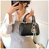 Bolsa Boston Embossada Feminina 2025 Novo Estilo Coreano Moderna Versátil Bolsa Transversal Bolsa Almofada de Alta Qualidade