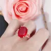 Tiktok online Transmissão ao vivo vermelha em estilo palácio anel de diamante em forma de diamante em forma de treliça anel de diamante vermelho em forma de ovo vermelho em estilo concubina imperial
