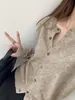 Choouan_ O cardigã cinza que é perguntado assim que você o veste é um cardigã de tricô de lã com gola redonda e abotoamento simples