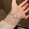 Pulsera de cordón con flor de circonita y nácar estilo francés, que irradia una vibra fresca y elegante, un accesorio de nicho y sofisticado, versátil para cualquier atuendo, diseñado para mujeres