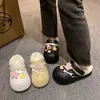 Zapatos de plataforma a la moda con agujeros de estrella para exteriores para mujer, nuevos y lindos zapatos de algodón cálidos con suela gruesa de dibujos animados para otoño e invierno 2026