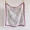 Bufanda de Moda Estilo Europeo y Americano Lujo Ligero Estampada Versátil Bufanda Cuadrada Grande de 90 cm Bufanda de Sarga Protección Solar Cálida Chal Calentador para Mujer