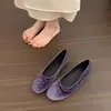Sapatilhas retrô francesas com bico fino e design de laço, oferecendo um estilo suave e versátil, perfeito para o uso diário e para ir ao trabalho.