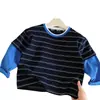 Camiseta Base de Outono Infantil Muye, Camiseta Listrada Falsa de Duas Peças, Roupa Infantil Huzhou Zhili, Blusa de Algodão Puro Estilo Coreano para Meninos