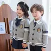 Uniforme Escolar de Jardim de Infância Estilo Primavera e Outono Uniforme de Escola Primária Suéter Estilo Outono Uniforme de Turma Uniforme para Apresentação do Dia Nacional Uniforme para Apresentação do Dia de Ano Novo