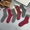 Meias de cano alto listradas com letras retrô vermelho cinza estilo acadêmico moda onda uma geração de cabelo