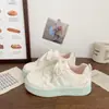 Zapatillas blancas de suela gruesa para mujer, nuevo diseño de tendencia de nicho para primavera y otoño 2026, zapatos deportivos casuales para estudiantes