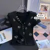 Camiseta Chic de Manga Corta con Cuello en V Estilo Coreano para Mujer, Nuevo Diseño Verano 2026, Top Corto de Pedrería Resistente de Nicho, Moderno