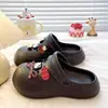 Zapatos perforados cómodos y versátiles de estilo coreano para aumentar la altura, para ir al trabajo, pantuflas cerradas de EVA duraderas y casuales