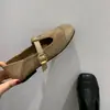 Sapatos rasos de couro para primavera e outono, bico quadrado estilo retrô francês, novo modelo 2026, sapatos Mary Jane com relevo baixo para mulheres
