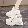 Zapatos de papá de cuero de moda con suela blanda, nueva colección otoño 2026, de altura creciente, ligeros, zapatillas casuales y cómodas con suela blanda para mujer
