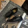 Zapatos Pequeños de Piel para Mujer Estilo Retro Francés de Piel de Cordero Temperamento Adelgazante Versátiles Mocasines Casuales Cómodos Novedad Otoño 2026