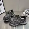Tênis retrô 'dad shoes' de sola grossa para aumentar a altura para mulheres, novo design de nicho para o verão de 2026, tênis esportivo casual versátil de malha respirável