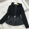 2026 Nueva Chaqueta Ligera de Plumas con Capucha Estilo Europeo Patchwork Corta Ajustada Abrigo de Moda Europea Tendencia para Mujer