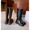 Botas femininas de couro com sola grossa, coleção outono/inverno 2026, botas de cano alto até o joelho com saltos grossos e detalhes de fivela, botas de montaria de cano alto