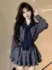 Vestido a cuadros juvenil de estilo retro de lujo ligero para mujer, nuevo diseño de otoño 2026 con vestido camisero de chal