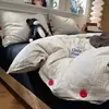 Juego de ropa de cama de cuatro piezas de algodón puro lavado, estilo minimalista ultra suave, funda de edredón estilo botón de jacquard tejido en color, sábana, juego de tres piezas para estudiante